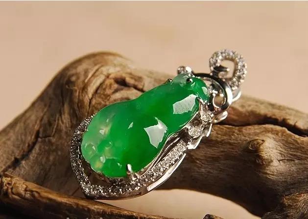 翡翠糯种的价格,蛋清种翡翠价格-第7张图片-翡翠网 翡翠糯种的价格,蛋清种翡翠价格-第7张图片-翡翠网