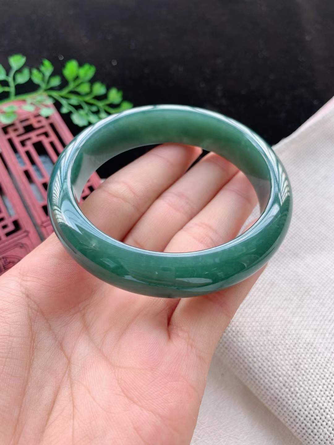 缅甸冰种翡翠手镯价格缅甸祖母绿满绿翡翠玉手镯-第1张图片-翡翠网 缅甸冰种翡翠手镯价格缅甸祖母绿满绿翡翠玉手镯-第1张图片-翡翠网