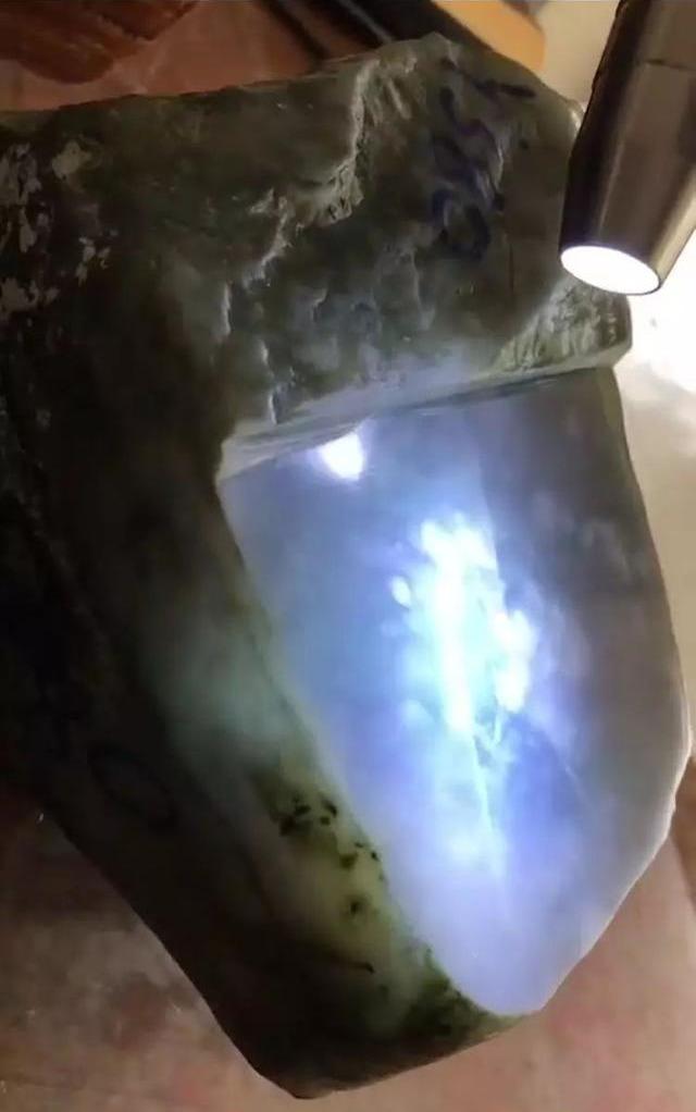 翡翠原石练手料盲盒,翡翠原石多少一公斤-第2张图片-翡翠网 翡翠原石练手料盲盒,翡翠原石多少一公斤-第2张图片-翡翠网