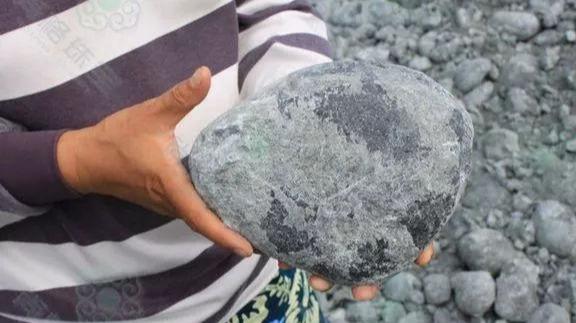 翡翠原石练手料盲盒,翡翠原石多少一公斤-第7张图片-翡翠网 翡翠原石练手料盲盒,翡翠原石多少一公斤-第7张图片-翡翠网