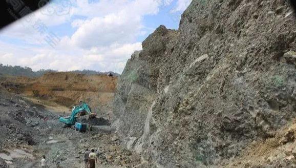 翡翠原石练手料盲盒,翡翠原石多少一公斤-第9张图片-翡翠网 翡翠原石练手料盲盒,翡翠原石多少一公斤-第9张图片-翡翠网