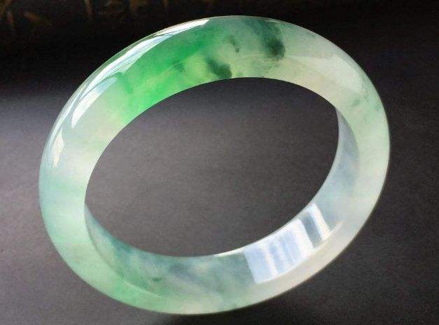 云南翡翠玉手镯各种批发价格批发翡翠手镯是怎样的价格-第2张图片-翡翠网 云南翡翠玉手镯各种批发价格批发翡翠手镯是怎样的价格-第2张图片-翡翠网