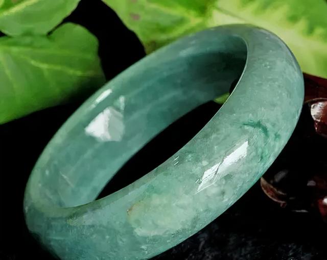 关于豆种翡翠手镯是怎样的信息-第1张图片-翡翠网 关于豆种翡翠手镯是怎样的信息-第1张图片-翡翠网