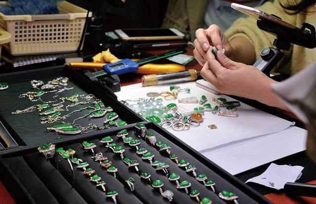 2万的翡翠手镯旗舰店真假翡翠知识-第1张图片-翡翠网 2万的翡翠手镯旗舰店真假翡翠知识-第1张图片-翡翠网