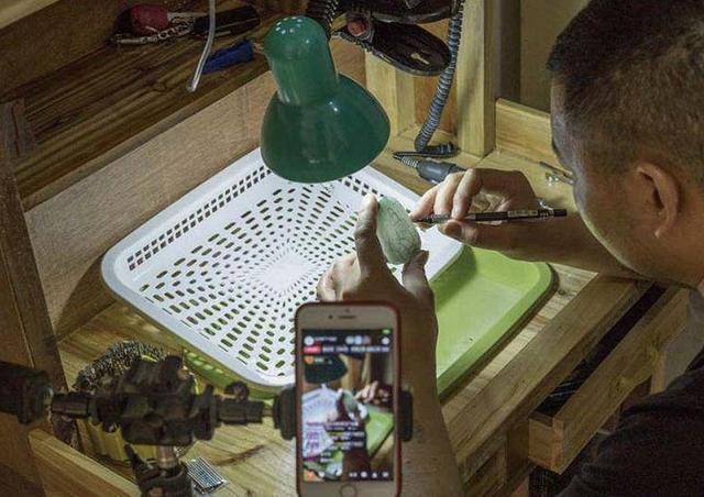 2万的翡翠手镯旗舰店真假翡翠知识-第2张图片-翡翠网 2万的翡翠手镯旗舰店真假翡翠知识-第2张图片-翡翠网