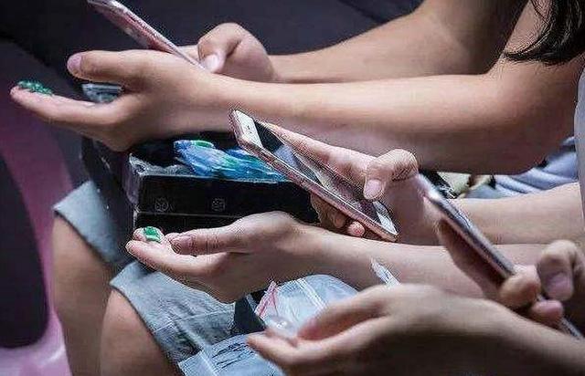 2万的翡翠手镯旗舰店真假翡翠知识-第4张图片-翡翠网 2万的翡翠手镯旗舰店真假翡翠知识-第4张图片-翡翠网