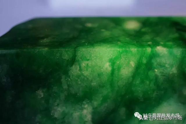 缅甸公盘高端翡翠原石的简单介绍-第11张图片-翡翠网 缅甸公盘高端翡翠原石的简单介绍-第11张图片-翡翠网