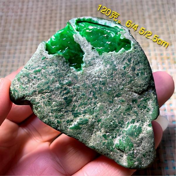 翡翠松花带原石,赌石的原石是什么样子-第4张图片-翡翠网 翡翠松花带原石,赌石的原石是什么样子-第4张图片-翡翠网