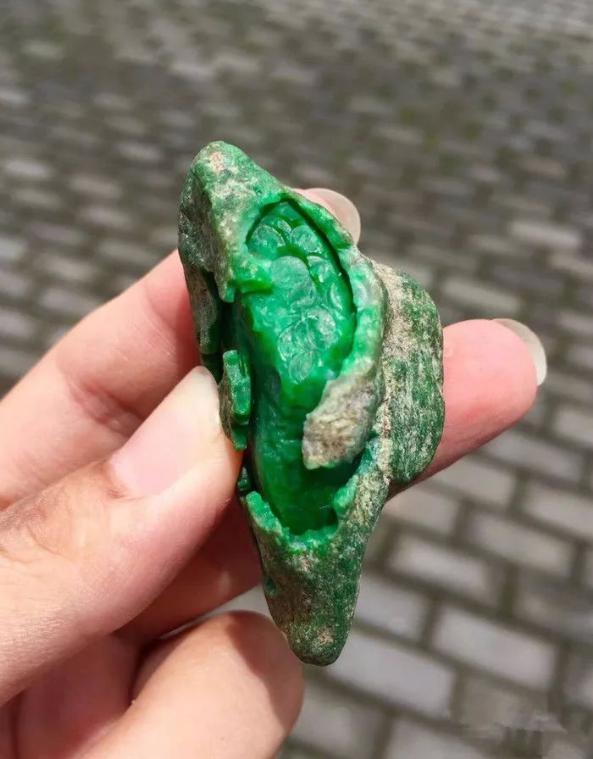 湖水蓝翡翠原石价格的简单介绍-第2张图片-翡翠网 湖水蓝翡翠原石价格的简单介绍-第2张图片-翡翠网