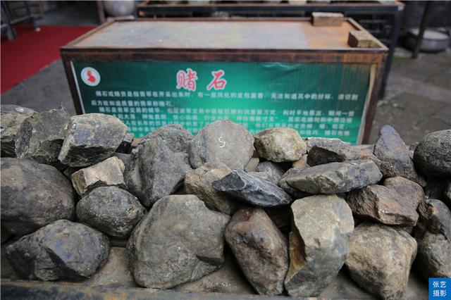 翡翠原石放水里好吗翡翠原石摆放鱼缸图片-第3张图片-翡翠网 翡翠原石放水里好吗翡翠原石摆放鱼缸图片-第3张图片-翡翠网