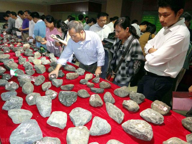 翡翠原石种类有多少种,翡翠原石真假鉴别大全-第1张图片-翡翠网 翡翠原石种类有多少种,翡翠原石真假鉴别大全-第1张图片-翡翠网