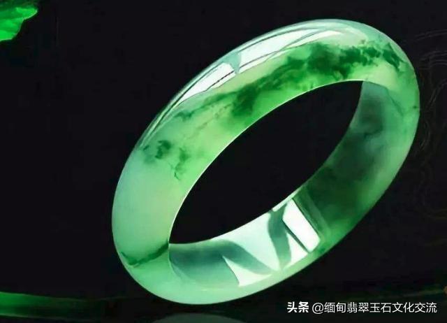 翡翠手镯有打蜡的表现天然翡翠A货手镯会不会打蜡-第1张图片-翡翠网 翡翠手镯有打蜡的表现天然翡翠A货手镯会不会打蜡-第1张图片-翡翠网
