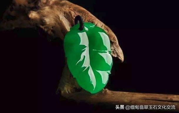 翡翠手镯有打蜡的表现天然翡翠A货手镯会不会打蜡-第5张图片-翡翠网 翡翠手镯有打蜡的表现天然翡翠A货手镯会不会打蜡-第5张图片-翡翠网