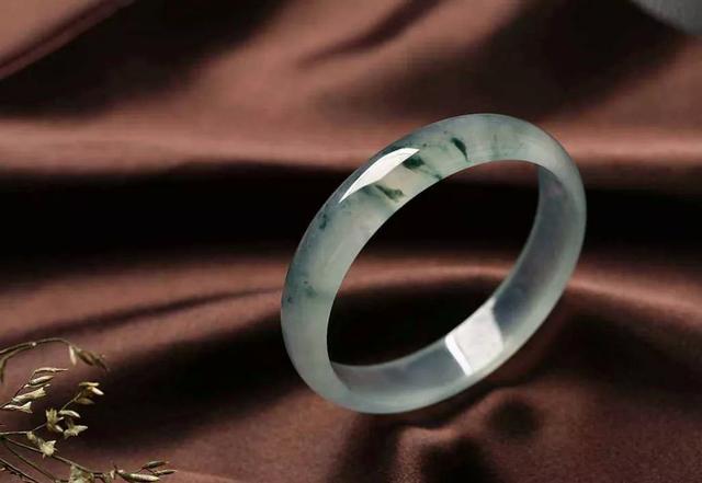 一般翡翠手镯价格,翡翠的镯心和手镯价格相差多少-第9张图片-翡翠网 一般翡翠手镯价格,翡翠的镯心和手镯价格相差多少-第9张图片-翡翠网