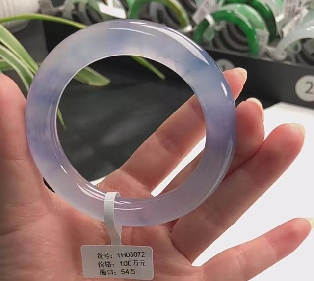 一般翡翠手镯价格,翡翠的镯心和手镯价格相差多少-第10张图片-翡翠网 一般翡翠手镯价格,翡翠的镯心和手镯价格相差多少-第10张图片-翡翠网