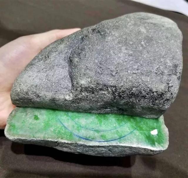 关于黑皮翡翠原石表面有红色的信息-第1张图片-翡翠网 关于黑皮翡翠原石表面有红色的信息-第1张图片-翡翠网