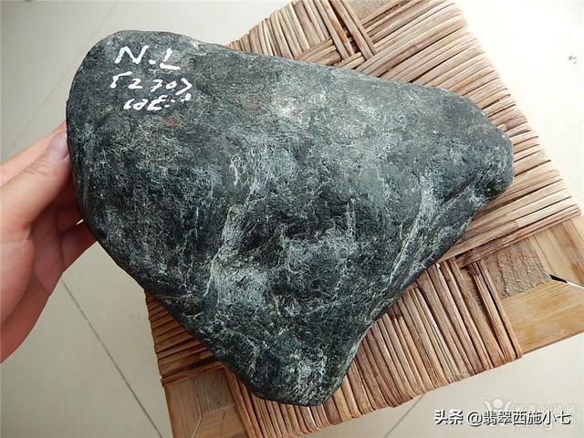 黑乌沙原石怎么看,黑乌沙翡翠原石真假-第9张图片-翡翠网 黑乌沙原石怎么看,黑乌沙翡翠原石真假-第9张图片-翡翠网