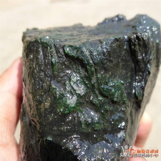 黑乌沙原石怎么看,黑乌沙翡翠原石真假-第10张图片-翡翠网 黑乌沙原石怎么看,黑乌沙翡翠原石真假-第10张图片-翡翠网