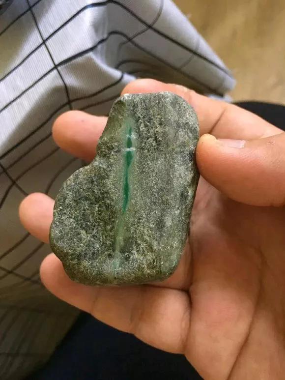 切翡翠原石的视频墨绿翡翠原石视频-第1张图片-翡翠网 切翡翠原石的视频墨绿翡翠原石视频-第1张图片-翡翠网