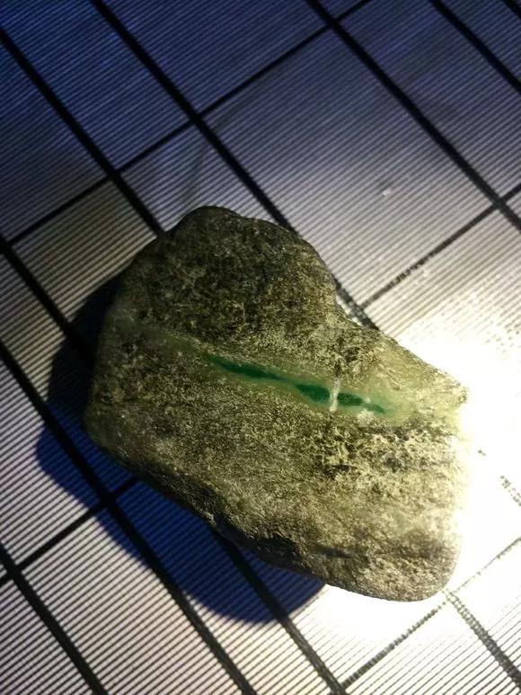 切翡翠原石的视频墨绿翡翠原石视频-第3张图片-翡翠网 切翡翠原石的视频墨绿翡翠原石视频-第3张图片-翡翠网