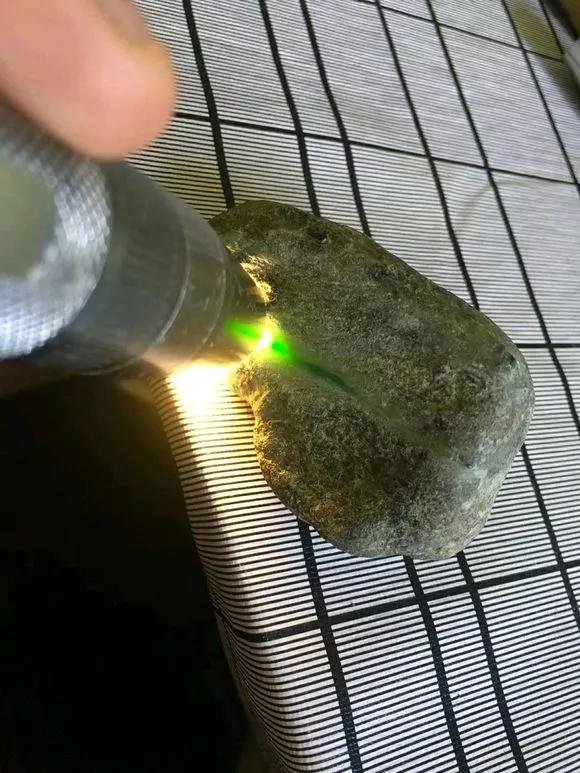 切翡翠原石的视频墨绿翡翠原石视频-第4张图片-翡翠网 切翡翠原石的视频墨绿翡翠原石视频-第4张图片-翡翠网