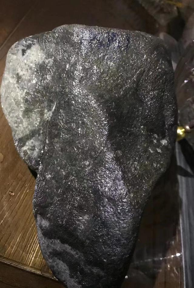 新场木那翡翠原石表现,木那老坑翡翠原石冰种-第1张图片-翡翠网 新场木那翡翠原石表现,木那老坑翡翠原石冰种-第1张图片-翡翠网