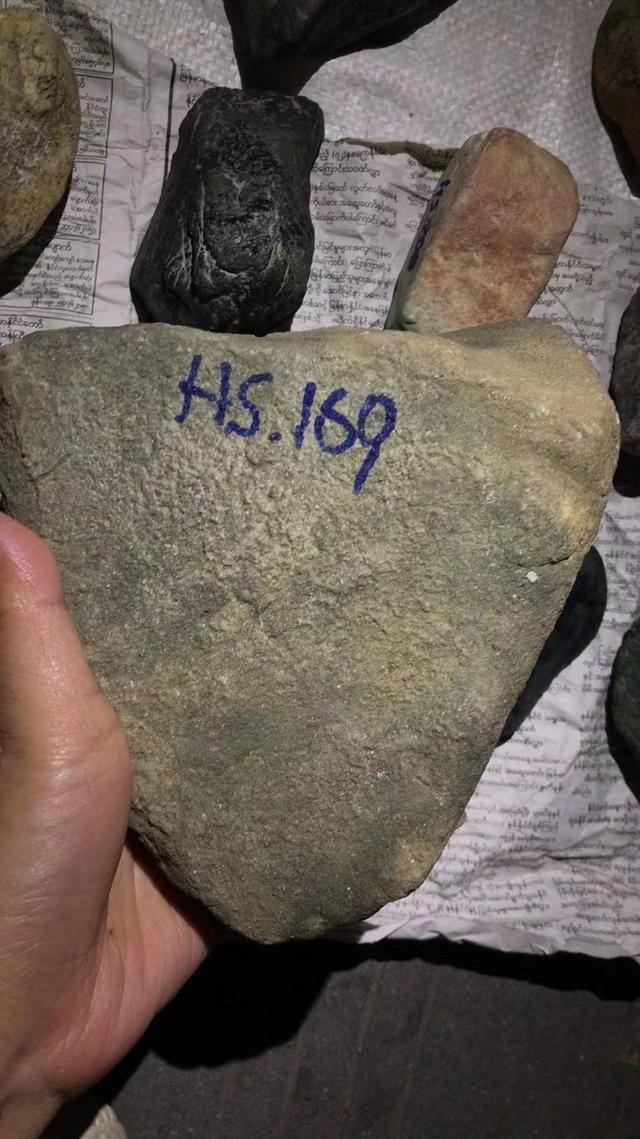 新场木那翡翠原石表现,木那老坑翡翠原石冰种-第2张图片-翡翠网 新场木那翡翠原石表现,木那老坑翡翠原石冰种-第2张图片-翡翠网