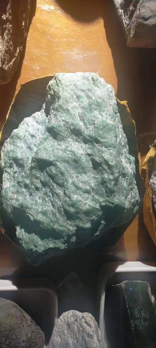 新场木那翡翠原石表现,木那老坑翡翠原石冰种-第3张图片-翡翠网 新场木那翡翠原石表现,木那老坑翡翠原石冰种-第3张图片-翡翠网