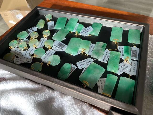 飘油绿翡翠玉手镯翡翠与玉哪个好-第1张图片-翡翠网 飘油绿翡翠玉手镯翡翠与玉哪个好-第1张图片-翡翠网