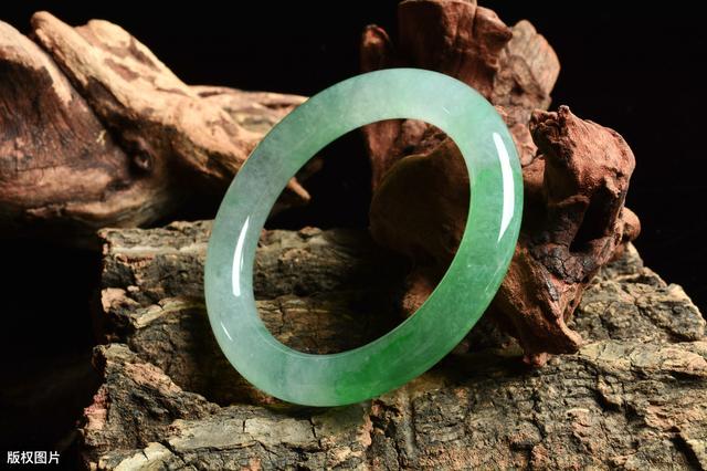 玉镯怎么慢慢杀死你,翡翠手镯原石保养方法-第2张图片-翡翠网 玉镯怎么慢慢杀死你,翡翠手镯原石保养方法-第2张图片-翡翠网