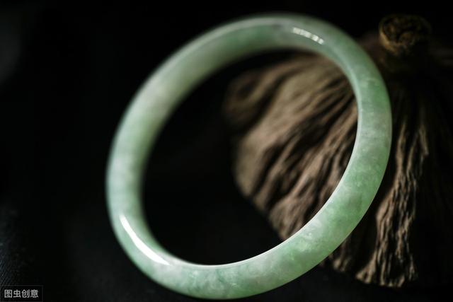 玉镯怎么慢慢杀死你,翡翠手镯原石保养方法-第3张图片-翡翠网 玉镯怎么慢慢杀死你,翡翠手镯原石保养方法-第3张图片-翡翠网