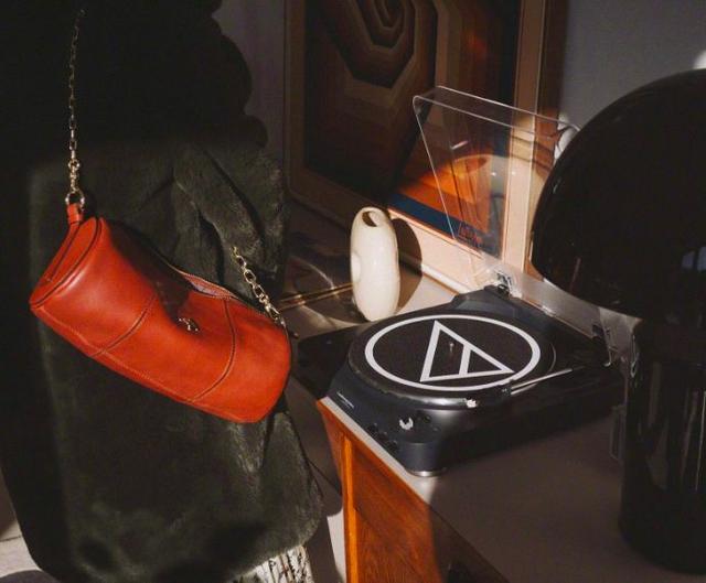 品牌包包有哪些牌子,十大小众轻奢品牌包包-第7张图片-翡翠网 品牌包包有哪些牌子,十大小众轻奢品牌包包-第7张图片-翡翠网