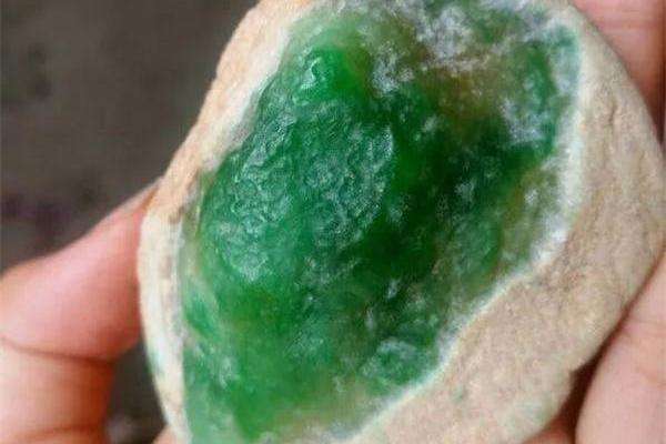 玉石毛料多少钱一公斤,翡翠原石挂坠价格-第2张图片-翡翠网 玉石毛料多少钱一公斤,翡翠原石挂坠价格-第2张图片-翡翠网