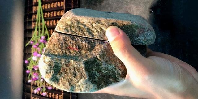 翡翠断口生铁锈翡翠原石切口有红线-第1张图片-翡翠网 翡翠断口生铁锈翡翠原石切口有红线-第1张图片-翡翠网