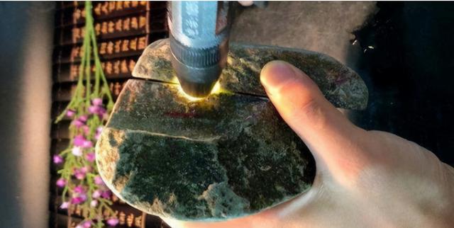 翡翠断口生铁锈翡翠原石切口有红线-第2张图片-翡翠网 翡翠断口生铁锈翡翠原石切口有红线-第2张图片-翡翠网