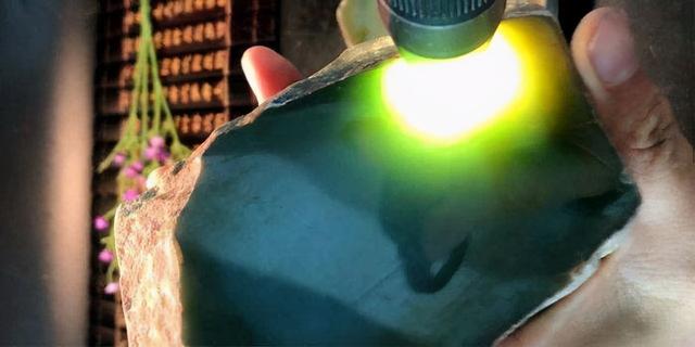 翡翠断口生铁锈翡翠原石切口有红线-第4张图片-翡翠网 翡翠断口生铁锈翡翠原石切口有红线-第4张图片-翡翠网