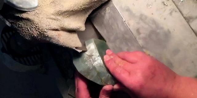 翡翠断口生铁锈翡翠原石切口有红线-第5张图片-翡翠网 翡翠断口生铁锈翡翠原石切口有红线-第5张图片-翡翠网