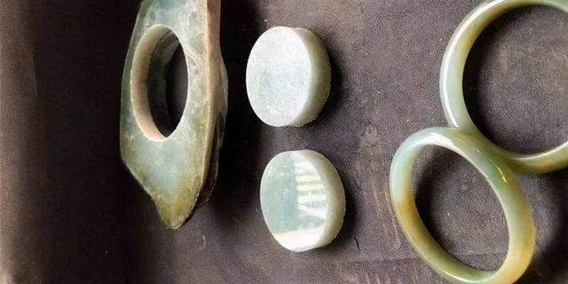 翡翠断口生铁锈翡翠原石切口有红线-第6张图片-翡翠网 翡翠断口生铁锈翡翠原石切口有红线-第6张图片-翡翠网