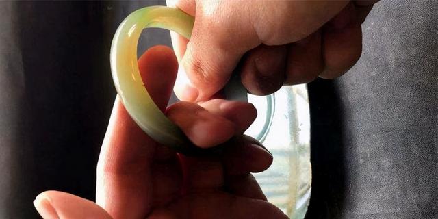 翡翠断口生铁锈翡翠原石切口有红线-第7张图片-翡翠网 翡翠断口生铁锈翡翠原石切口有红线-第7张图片-翡翠网