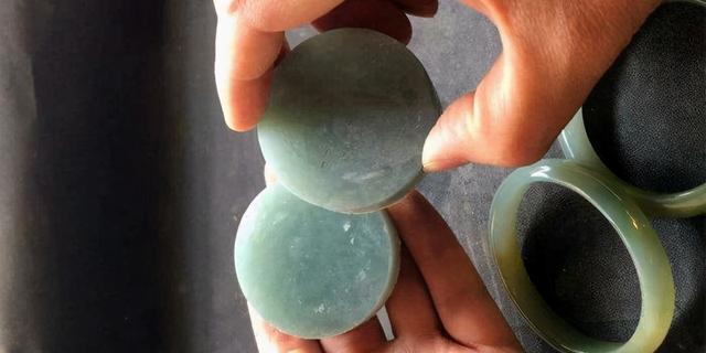 翡翠断口生铁锈翡翠原石切口有红线-第9张图片-翡翠网 翡翠断口生铁锈翡翠原石切口有红线-第9张图片-翡翠网