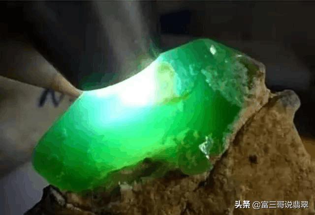 翡翠a货吊坠500元贵吗浅绿色翡翠a货价格-第2张图片-翡翠网 翡翠a货吊坠500元贵吗浅绿色翡翠a货价格-第2张图片-翡翠网