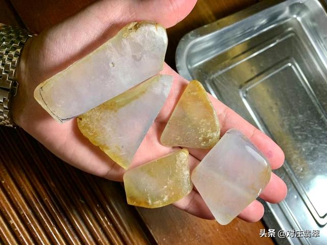 翡翠原石玻璃料图片莫西沙白沙皮赌石技巧-第8张图片-翡翠网 翡翠原石玻璃料图片莫西沙白沙皮赌石技巧-第8张图片-翡翠网