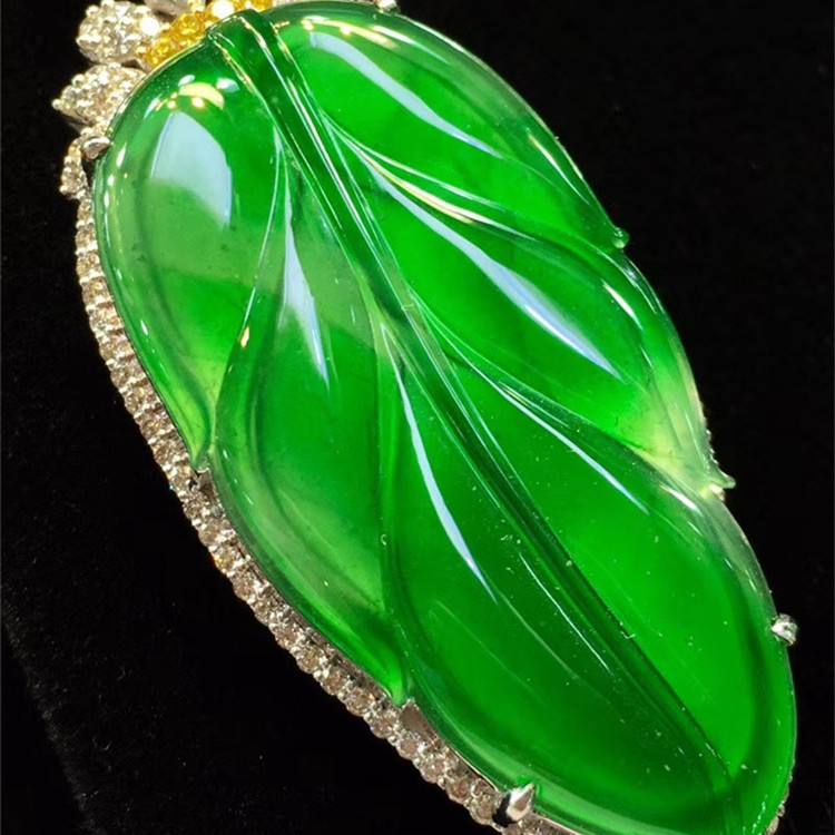 翡翠绿色真品价格,翡翠a货吊坠500元贵吗-第1张图片-翡翠网 翡翠绿色真品价格,翡翠a货吊坠500元贵吗-第1张图片-翡翠网