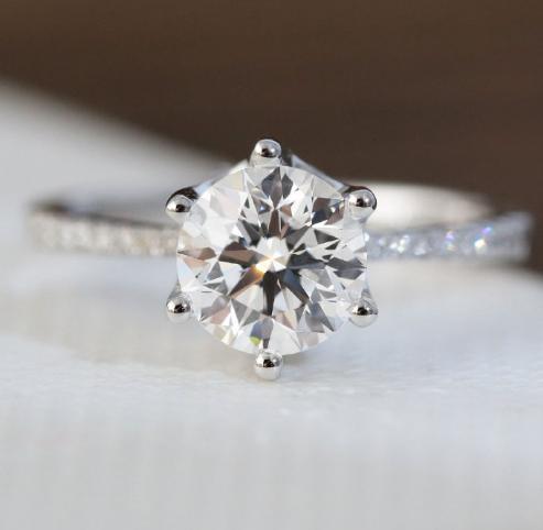 魔星钻和莫桑钻哪个好,钻石和莫桑钻的区别-第8张图片-翡翠网 魔星钻和莫桑钻哪个好,钻石和莫桑钻的区别-第8张图片-翡翠网