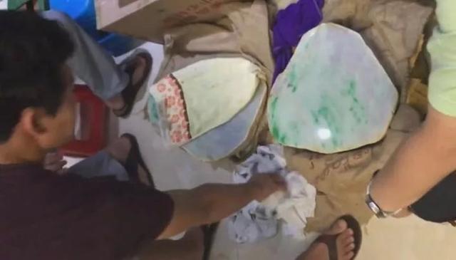 清代翡翠原石拍卖价格,缅甸翡翠原石天价拍卖-第1张图片-翡翠网 清代翡翠原石拍卖价格,缅甸翡翠原石天价拍卖-第1张图片-翡翠网