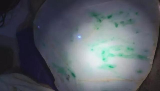 清代翡翠原石拍卖价格,缅甸翡翠原石天价拍卖-第2张图片-翡翠网 清代翡翠原石拍卖价格,缅甸翡翠原石天价拍卖-第2张图片-翡翠网