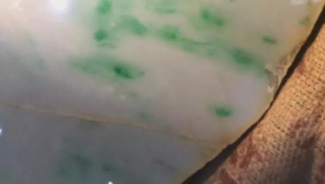 清代翡翠原石拍卖价格,缅甸翡翠原石天价拍卖-第3张图片-翡翠网 清代翡翠原石拍卖价格,缅甸翡翠原石天价拍卖-第3张图片-翡翠网