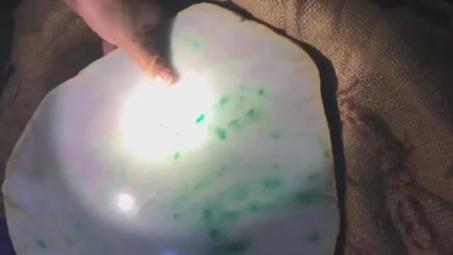 清代翡翠原石拍卖价格,缅甸翡翠原石天价拍卖-第4张图片-翡翠网 清代翡翠原石拍卖价格,缅甸翡翠原石天价拍卖-第4张图片-翡翠网