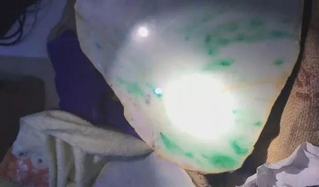 清代翡翠原石拍卖价格,缅甸翡翠原石天价拍卖-第5张图片-翡翠网 清代翡翠原石拍卖价格,缅甸翡翠原石天价拍卖-第5张图片-翡翠网