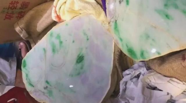 清代翡翠原石拍卖价格,缅甸翡翠原石天价拍卖-第6张图片-翡翠网 清代翡翠原石拍卖价格,缅甸翡翠原石天价拍卖-第6张图片-翡翠网